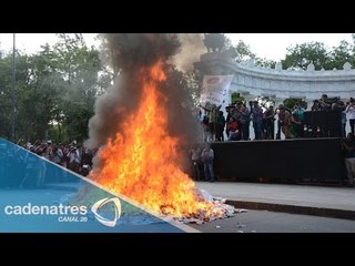 Download Video: Violenta marcha en el DF; padres de desaparecidos en Ayotzinapa piden el regreso de sus hijos