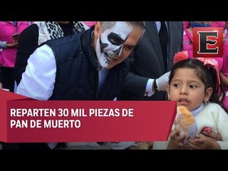 Gobierno de la CDMX reparte pan de muerto en el Zócalo