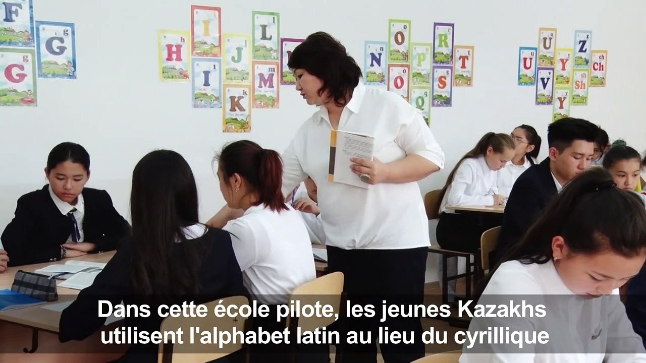 Du cyrillique le Kazakhstan fait table rase