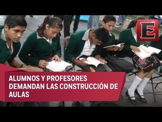 Estudiantes toman clases afuera del Palacio de Gobierno de Veracruz