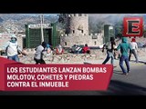 Normalistas vandalizan cuartel militar de Guerrero