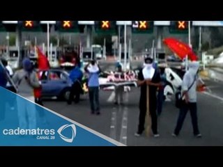Maestros de la CETEG toman caseta en la Autopista del Sol