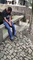 Ce gars bourré décuve au pire endroit et plouf