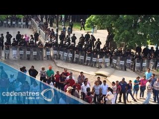 VIDEO: Maestros y policías se enfrentan durante evaluación en Chiapas