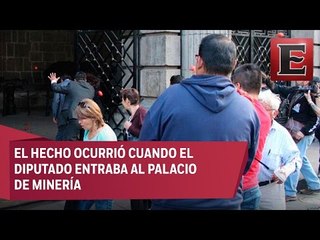 Arrojan jitomates a César Camacho por aceptar bono navideño