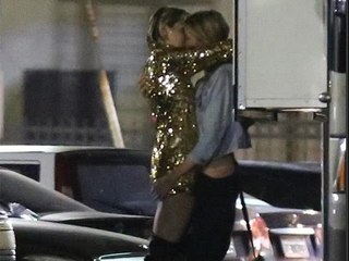 Miley Cyrus y Stella Maxwell son captadas en apasionado beso
