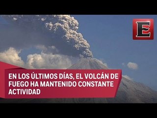 Volcán Colima emite fumarola de dos kilómetros