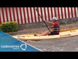 Joven aprovecha las inundaciones en Monclova, Coahuila, para pasear en kayak