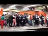Vagoneros se enfrentan a policías en el Metro Hidalgo para evitar desalojo