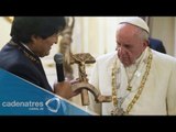El extraño crucifijo que Evo Morales le regaló al Papa Francisco