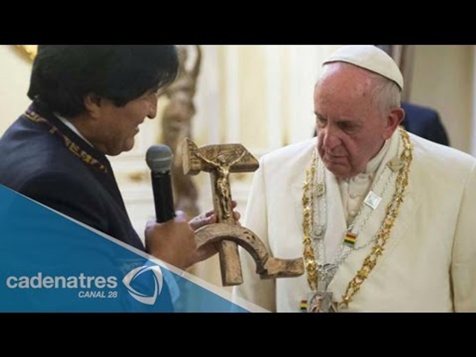 El extraño crucifijo que Evo Morales le regaló al Papa Francisco