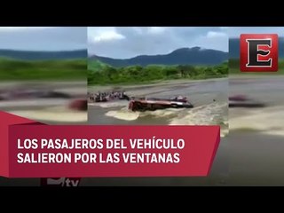 Un autobús en Perú es arrastrado cuando cruzaba un río