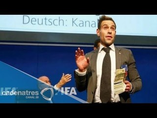 VIDEO: Comediante británico le arroja billetes a Joseph Blatter