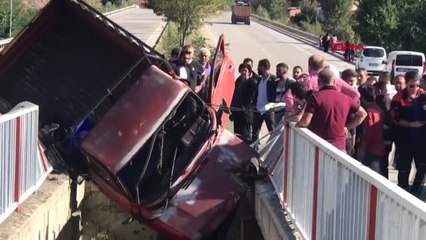 Karabük Askıda Kalan Kamyonet Düşmemesi İçin Halatla Bağlandı