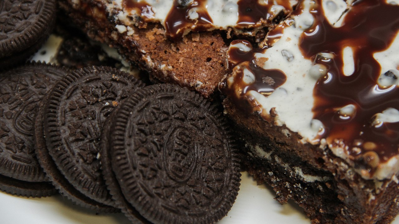Cookies & Cream Brownie Bars