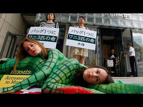 Protesta en Japón contra los bolsos hechos con piel de cocodrilo