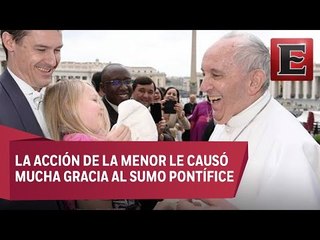 Niña le quita el solideo al papa Francisco al saludarlo