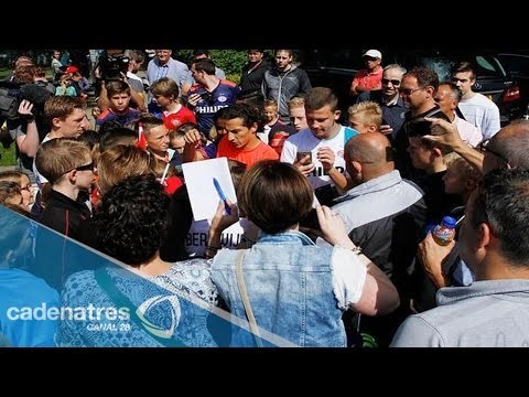 Aficionados del PSV brindan calurosa bienvenida a Guardado