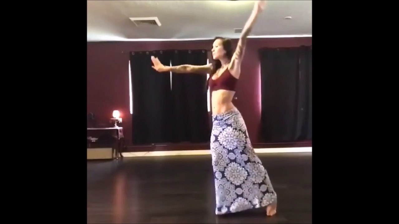 Cette jolie danseuse va vous hypnotiser