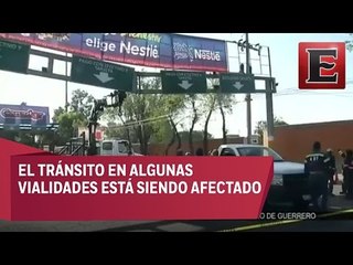 Cierran entrada de Central de Abastos por caída de señal de tránsito