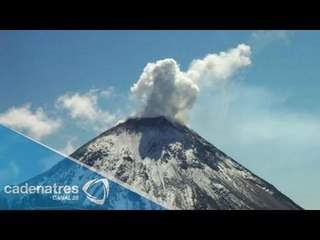 Fumarola del Volcán de Fuego pone en alerta a habitantes en Colima