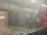 Impresionante tromba ‘asusta’ a capitalinos… ¡dentro de estación del metro!