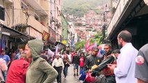 Ciro faz campanha na Rocinha, no Rio de Janeiro