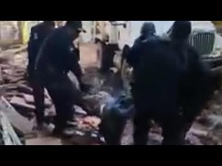 Policías de Sinaloa arrastran por el lodo a regidor de Navolato