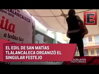 Edil poblano festeja a las madres...¡con una tarde de strippers!