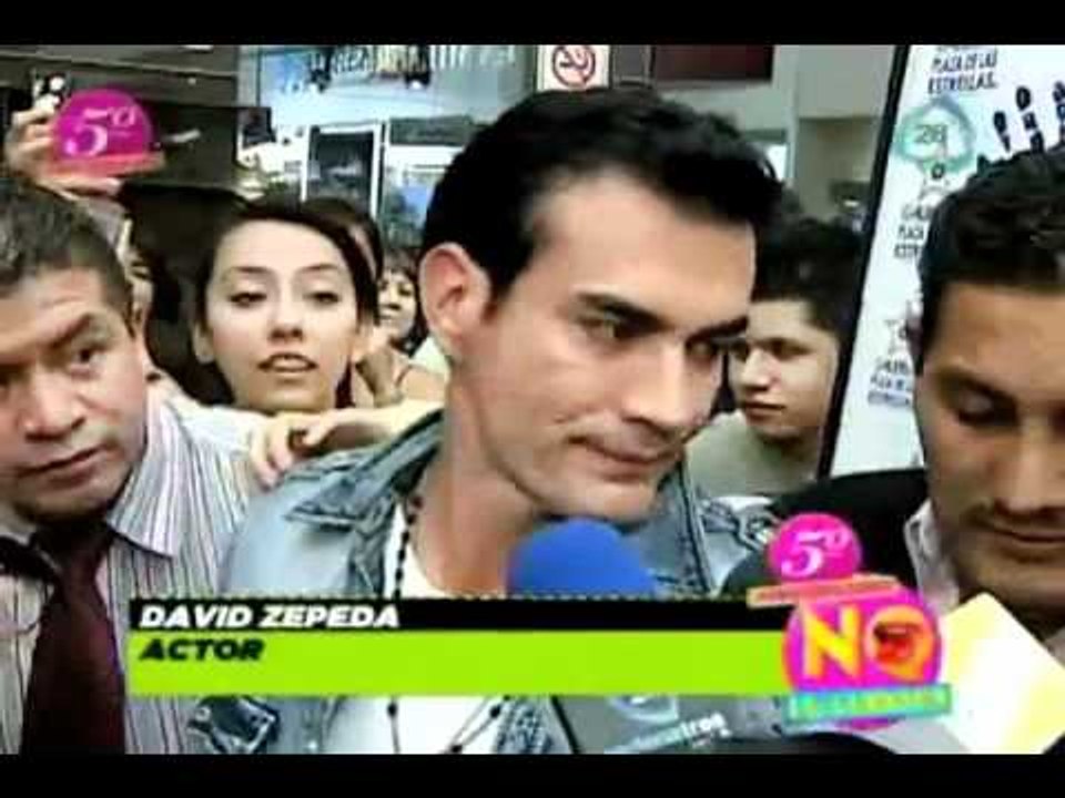 No lo cuentes. David Zepeda asediado por sus fans