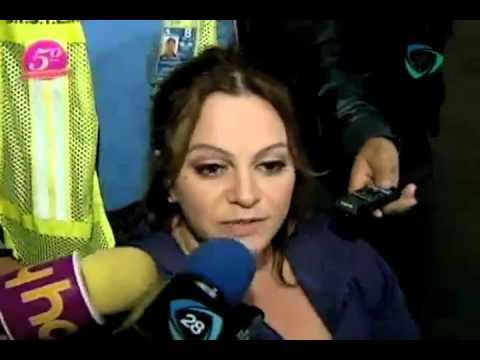 No lo cuentes. Jenny Rivera llega a México en silla de ruedas