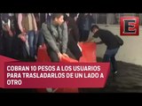 Niños “aprovechan” inundaciones y hacen negocio en el Metro