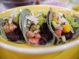 Cocina vegana: ¡Tacos de jamaica asada con salsa de sandía y mango! | Sale el Sol