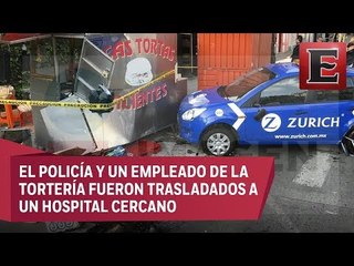 Automovilista impacta a motopatrullero y lo avienta contra puesto de tortas