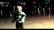 La sobremesa Niño de 2 años emula los pasos de baile del rey del rock Elvis Presley