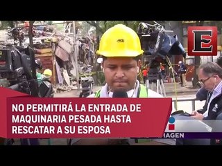 No pierde la fe en encontrar a su esposa entre los escombros