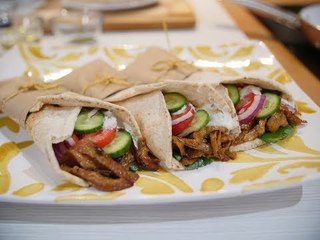 ¡Gyros con salsa de pepino cremosa! | Sale el Sol