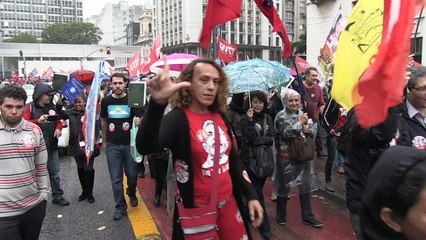Eleitores de Haddad fazem caminhada em SP
