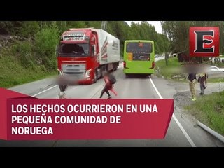 Niño se salva de ser arrollado por un trailer