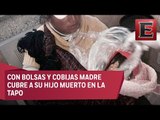 Imágenes desgarradoras: Mujer cubre a su hijo muerto con bolsas y cobijas