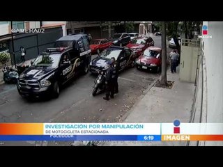 Policía mueve moto para que se la lleve la grúa