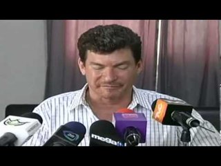 Sebastián Ligarde enseña su anillo de compromiso/Sebastián Ligarde shows his wedding ring