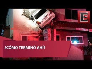 Automóvil vuela y se incrusta en un segundo piso