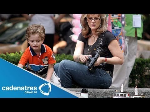 Erika Buenfil se sonroja con preguntas incomodas que le hace su hijo