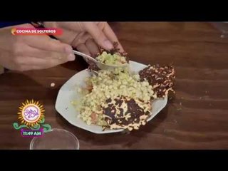 Guacamole con esquites en la cocina de solteros | Sale el Sol