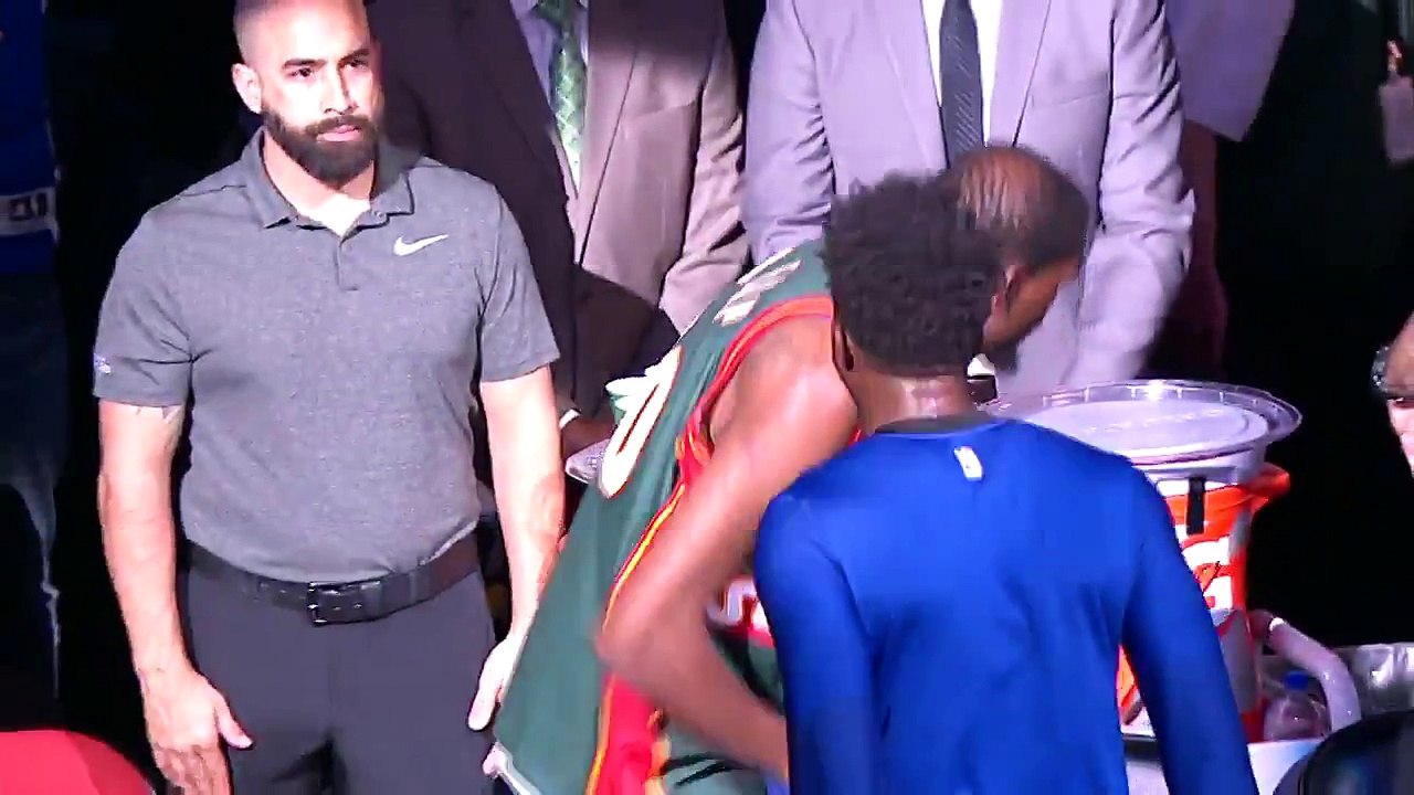 Kevin Durant retrouve Seattle avec le maillot de Shawn Kemp sur le dos