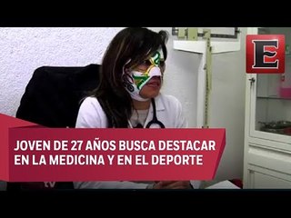Mujer médico por las mañanas y luchadora por la tardes