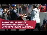 Jóvenes y policías capitalinos intercambian golpes en Balderas