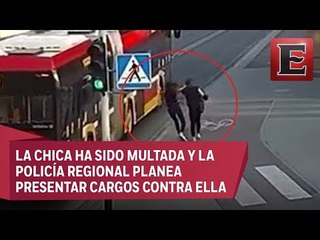 Empuja a su amiga de broma y casi la atropella un autobús