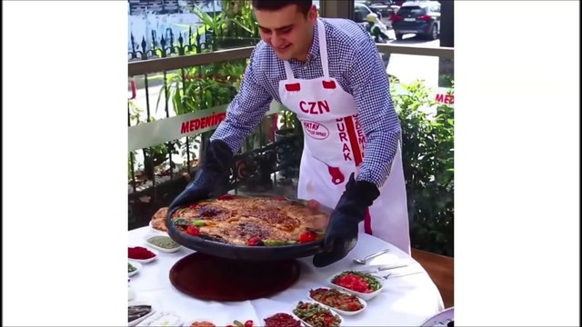 Kofta, grillades et produits frais pour le chef turc Burak Chef turc Burak Ozdemir